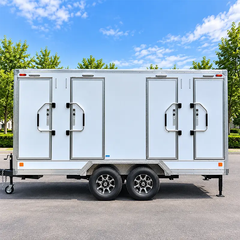 Luxe toilettrailer met vier stations
