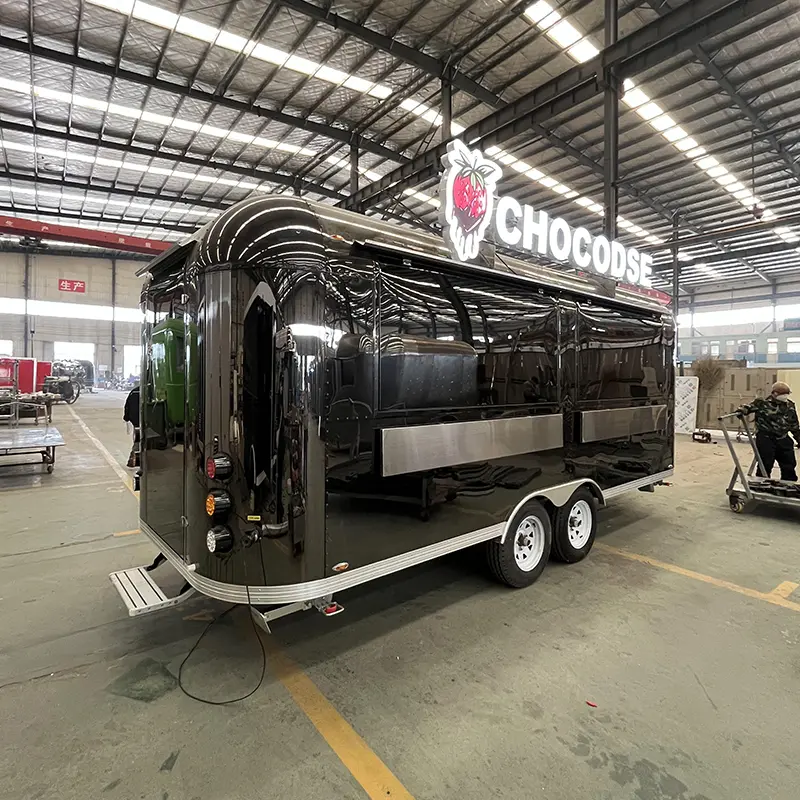 Matzwarte Airstream-trailer