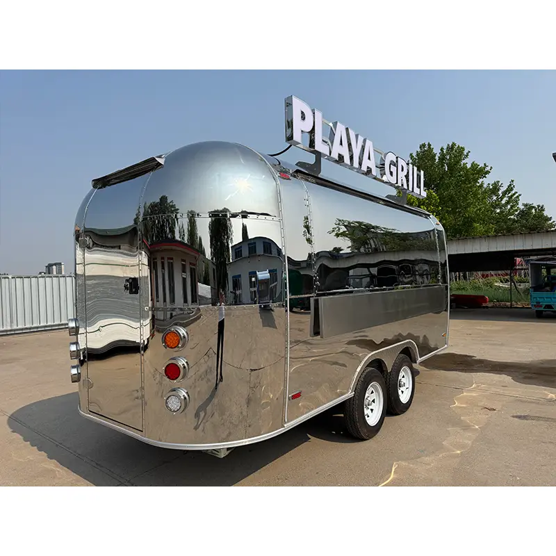 Spiegelpolijst roestvrijstalen Airstream-trailer
