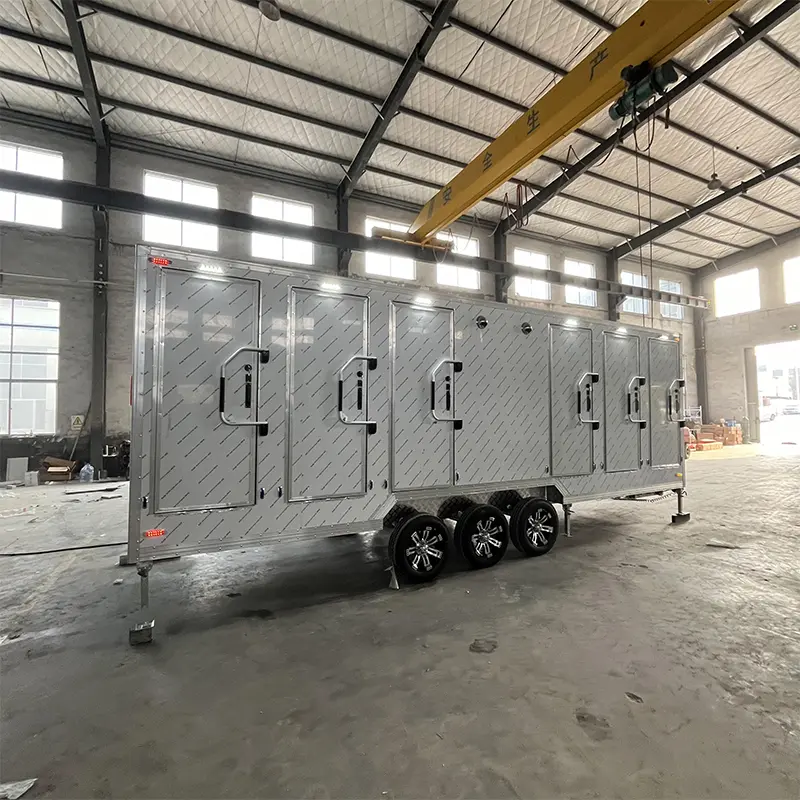 Commerciële toilettrailer met zes stations