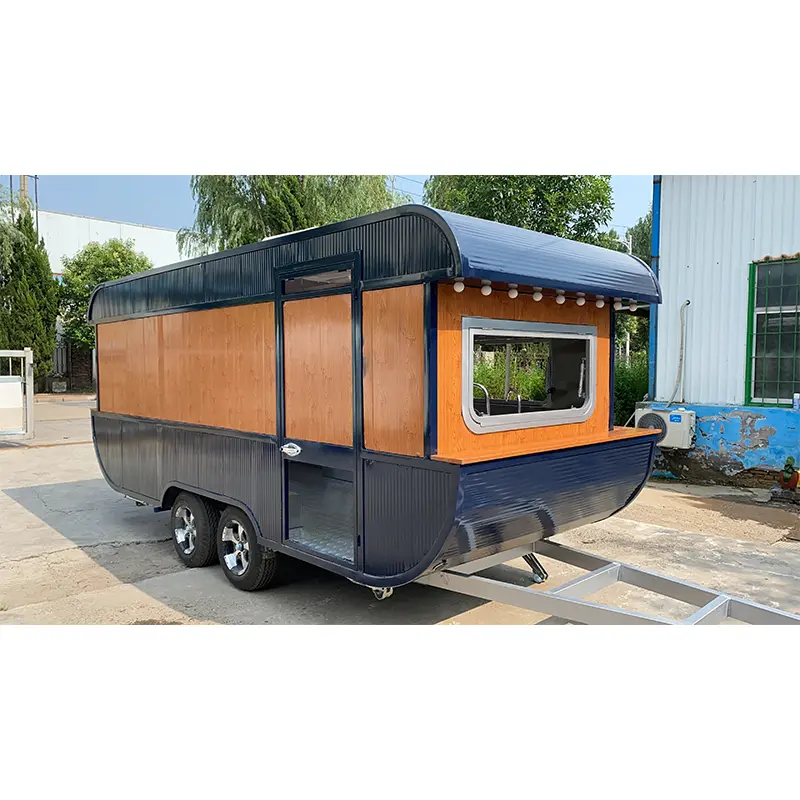 Gestroomlijnde voedseltrailer in de vorm van een schip